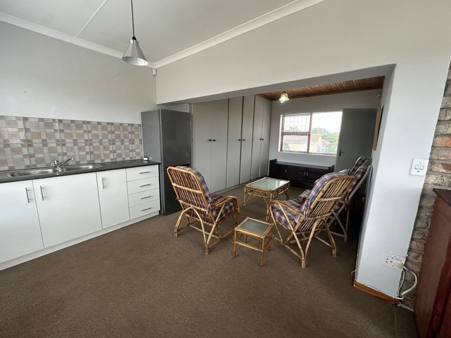 To Let  Bedroom Property for Rent in Wavecrest Eastern Cape